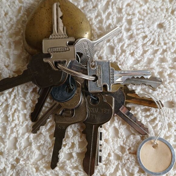 Vintage Brass Heart Shaped 2.5 inch Key‎ Chain with 13 Keys - Picture 4 of 15